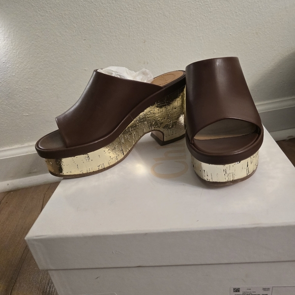 New In Box Chloe Brown Leather Mules with Gold Platform - Picture 6 of 8